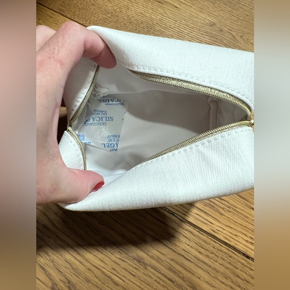 DIOR Beauty  Cosmetic Bag
Come with box - Picture 4 of 5